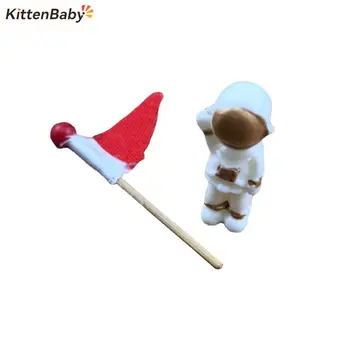 2Pcs/Set Casa de bonecas Casa e decoração Mini Bandeira Vermelha Astronauta Astronauta Mobiliário Mini Jardim Estátua de Brinquedo de Presente